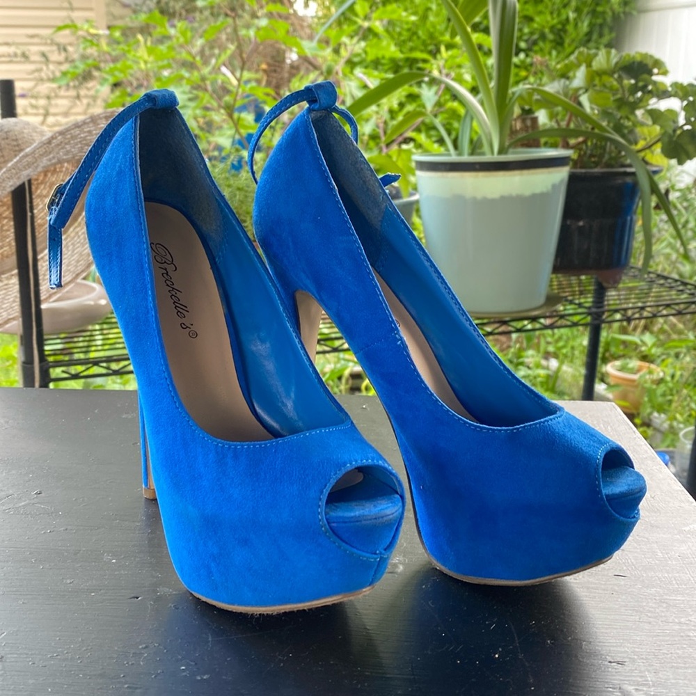 Platform heels by Breckelle’s size 6